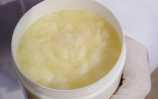 女人吃蜂王漿的年齡,建議25歲以上,過早吃蜂王漿對(duì)健康不利! 蜂王漿