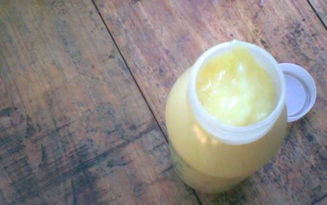 女人吃蜂王漿的年齡,建議25歲以上,過早吃蜂王漿對(duì)健康不利! 蜂王漿