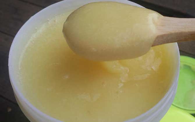 女人吃蜂王漿的年齡,建議25歲以上,過早吃蜂王漿對(duì)健康不利! 蜂王漿