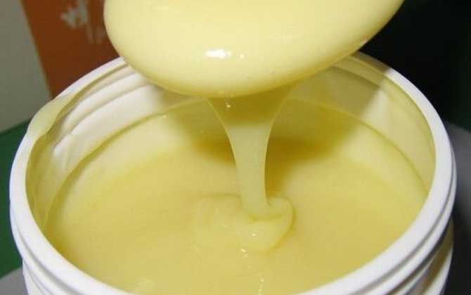 女人吃蜂王漿的年齡,建議25歲以上,過早吃蜂王漿對(duì)健康不利! 蜂王漿