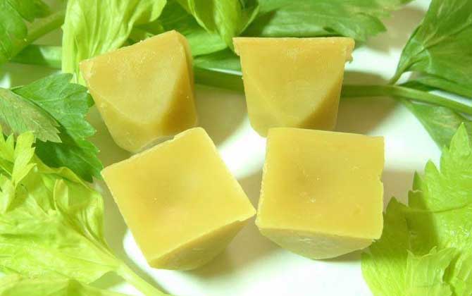 蜂蠟的正確食用方法,不能過量食用,還要謹防發(fā)生過敏反應! 蜂蠟