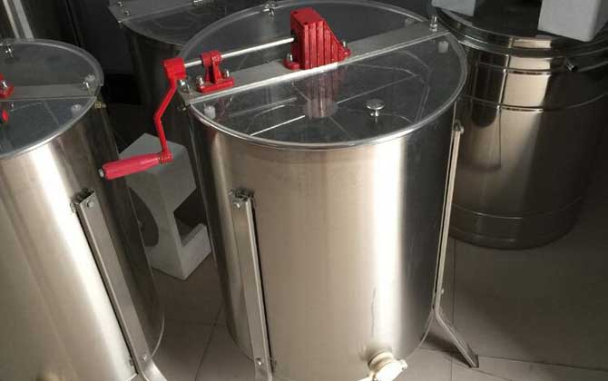 養(yǎng)蜂工具有哪些?不只有蜂箱,使用這些工具,養(yǎng)蜂方能得心應(yīng)手! 搖蜜機(jī)