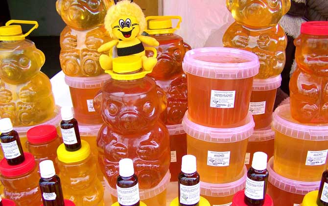 蜂蜜可以放冰箱嗎?完全沒有問題,但長時間放冰箱中會自然結(jié)晶! 蜂蜜