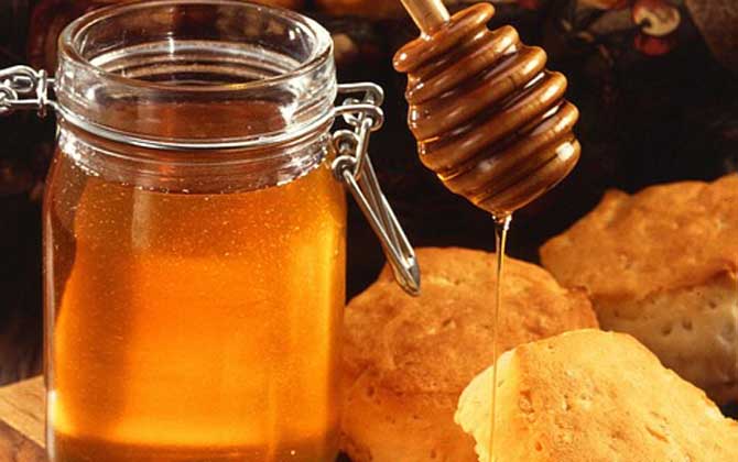 蜂蜜可以放冰箱嗎?完全沒有問題,但長時間放冰箱中會自然結(jié)晶! 蜂蜜