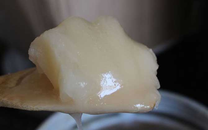 蜂蜜可以放冰箱嗎?完全沒有問題,但長時間放冰箱中會自然結(jié)晶! 蜂蜜