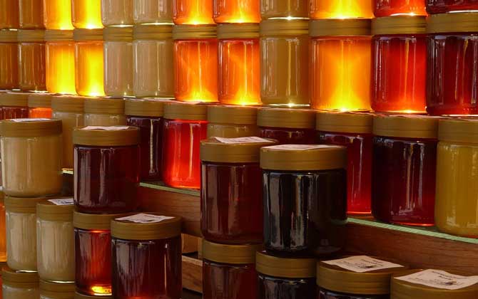 蜂蜜可以放冰箱嗎?完全沒有問題,但長時間放冰箱中會自然結(jié)晶! 蜂蜜