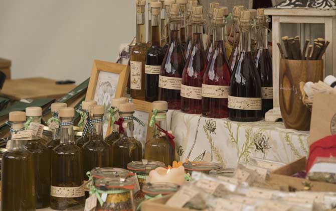 蜂蜜放了10年還能吃嗎?取決于蜂蜜是否變質(zhì),變質(zhì)的蜂蜜不能吃! 蜂蜜