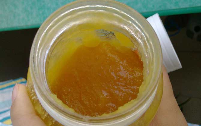 真蜂蜜和假蜂蜜有什么區(qū)別?除了外觀不同,氣味和口感也大不相同! 蜂蜜