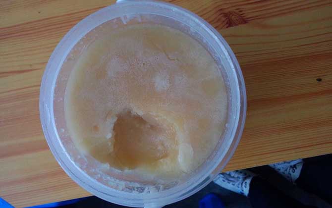 真蜂蜜和假蜂蜜有什么區(qū)別?除了外觀不同,氣味和口感也大不相同! 蜂蜜