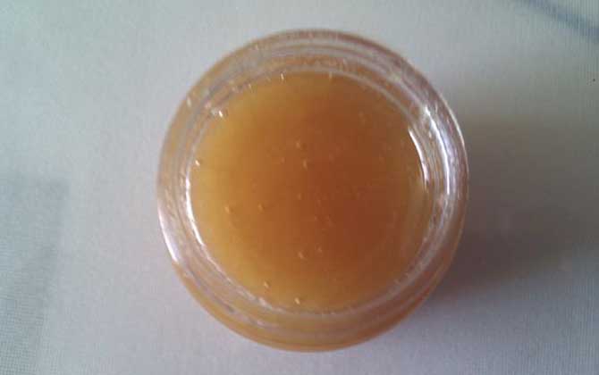 真蜂蜜和假蜂蜜有什么區(qū)別?除了外觀不同,氣味和口感也大不相同! 蜂蜜