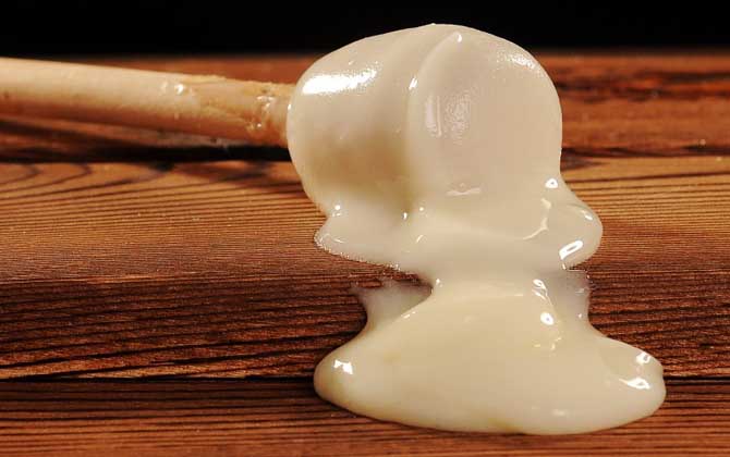 黑蜂蜂蜜的作用與功效有哪些?不但能潤(rùn)腸通便,還能美容養(yǎng)顏! 黑蜂蜂蜜