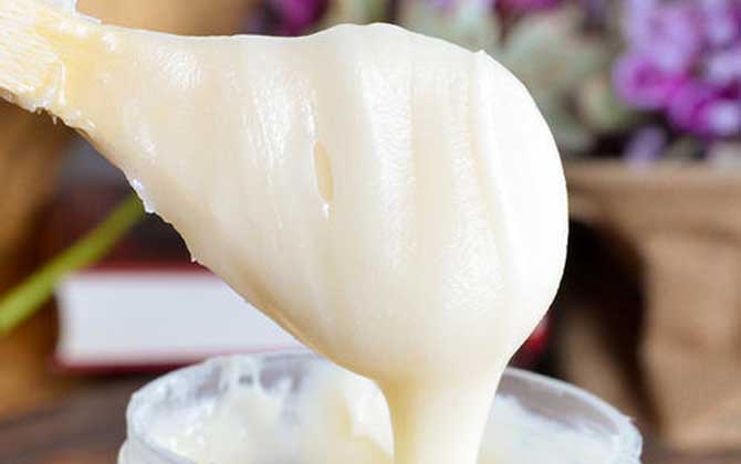 黑蜂蜂蜜的作用與功效有哪些?不但能潤(rùn)腸通便,還能美容養(yǎng)顏! 黑蜂蜂蜜