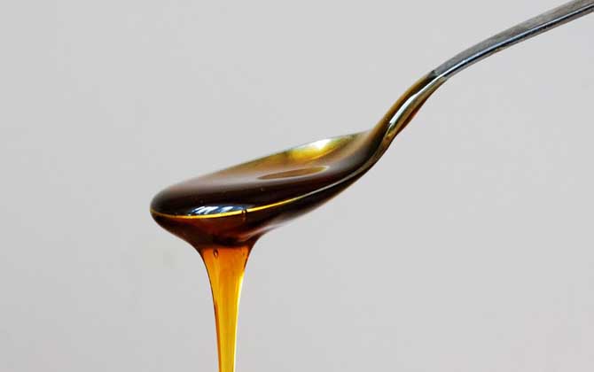 蜂蜜變黑了還能吃嗎?關鍵看變黑的原因,若是變質了則不能再吃! 蜂蜜