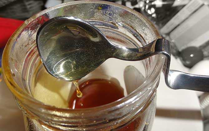 蜂蜜變黑了還能吃嗎?關鍵看變黑的原因,若是變質了則不能再吃! 蜂蜜