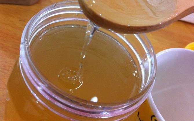 蜂蜜應該怎么喝才好?空腹喝對胃腸不利,過量喝又極易引起肥胖! 蜂蜜