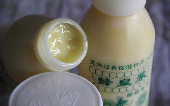 蜂王漿美容有效果嗎?內(nèi)服能減緩衰老速度,外敷則能美白和嫩膚! 蜂王漿