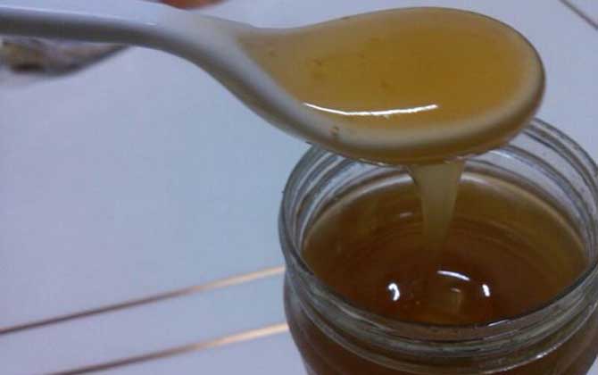 牛奶加蜂蜜有什么功效?不但能安神助眠,對緩解痛經(jīng)也極為有效! 蜂蜜