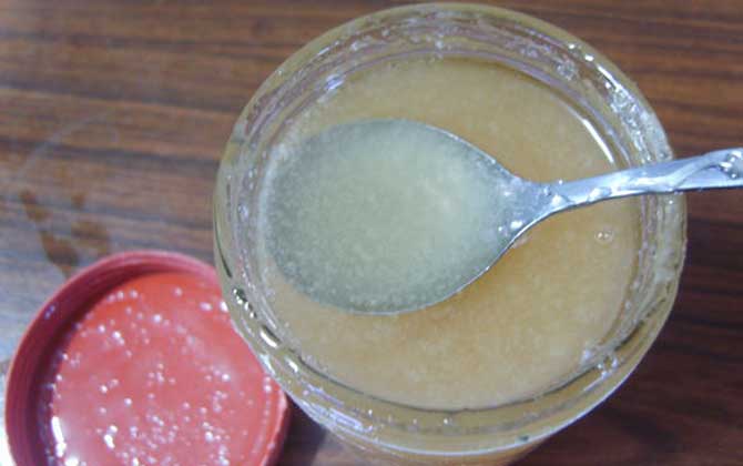 牛奶加蜂蜜有什么功效?不但能安神助眠,對緩解痛經(jīng)也極為有效! 蜂蜜