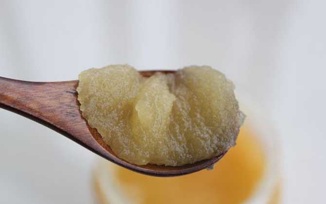 牛奶蜂蜜面膜怎么做?實際上非常簡單,但敷面頻次不宜過于頻繁! 蜂蜜