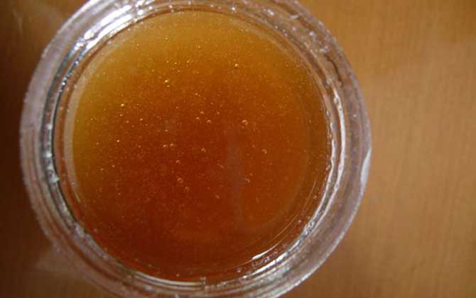 牛奶蜂蜜面膜怎么做?實際上非常簡單,但敷面頻次不宜過于頻繁! 蜂蜜