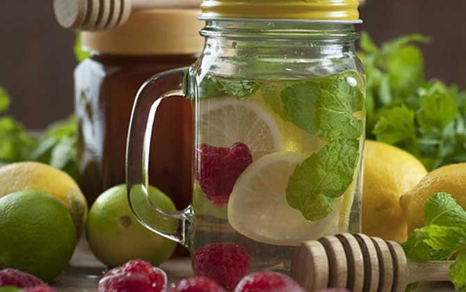 檸檬蜂蜜水什么時候喝最好?切勿空腹喝,否則極易導致胃酸過多! 蜂蜜