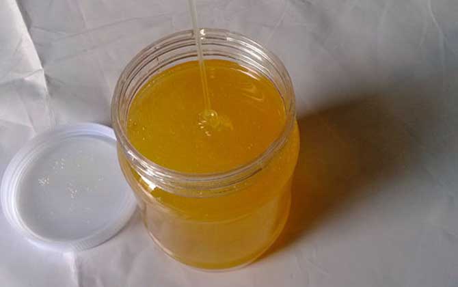 土蜂蜜和普通蜂蜜的區(qū)別,不但釀制蜂種不同,營養(yǎng)價值也不同! 普通蜂蜜