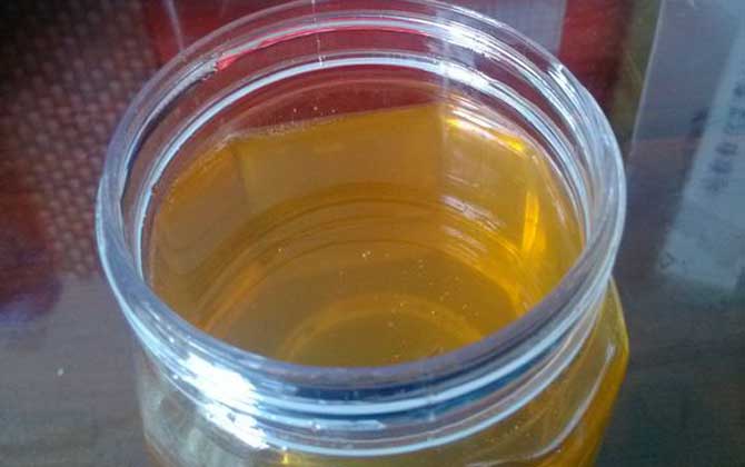 蜂蜜放壞了是什么樣子的?有酒精味和酸腐味,質地也會變稀! 蜂蜜