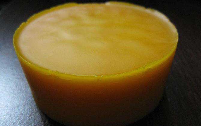 天然蜂蠟多少錢一斤?一般20~30元一斤,但要注意辨別真假! 蜂蠟