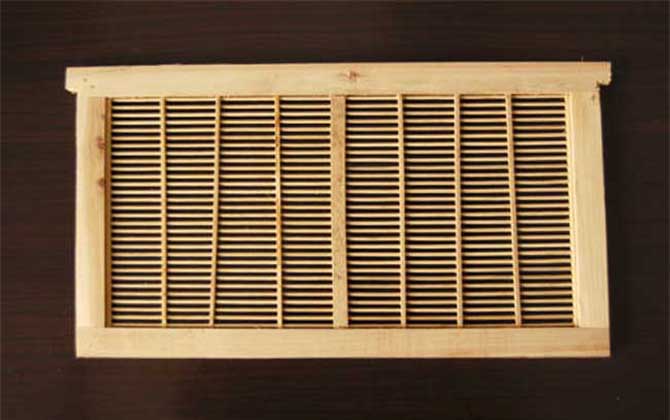 買養蜂工具全套多少錢?最貴的是蜂箱和搖蜜機,其他都很便宜! 隔王板