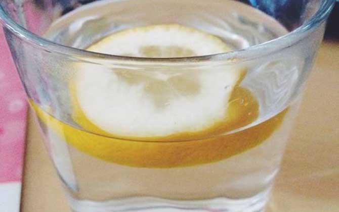 晚上睡前喝蜂蜜檸檬水好嗎? 蜂蜜檸檬水