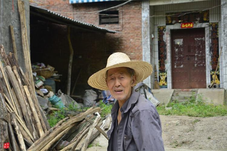 81歲老人養(yǎng)蜂半世紀，自創(chuàng)多種養(yǎng)蜂工具，怕蜜蜂丟失樹下睡3個月