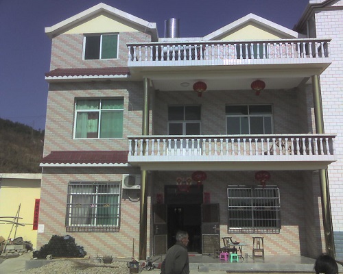 大爺在深山養(yǎng)蜂，年入二十萬(wàn)，蓋洋房給兒子娶媳婦