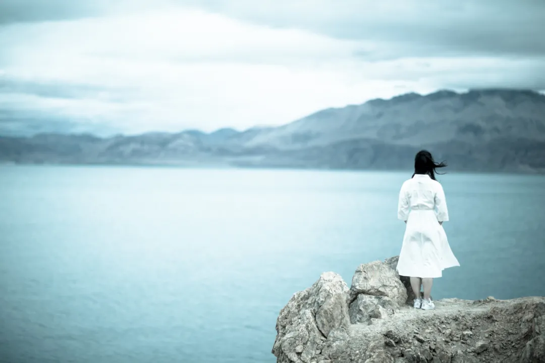 與其向別人訴苦,不如做好自己的擺渡人 與其向別人訴苦,不如做好自己的擺渡人