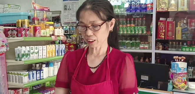 暖心!超市女老板為晚歸女孩留燈10年 湖南一超市女老板為晚歸女孩留燈近10年!網(wǎng)友:是夜空中最亮的星