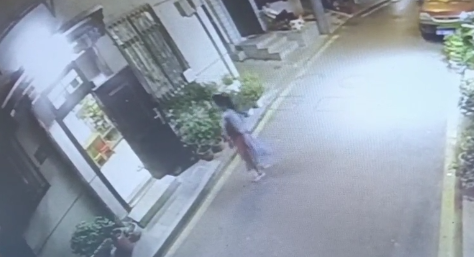 暖心!超市女老板為晚歸女孩留燈10年 湖南一超市女老板為晚歸女孩留燈近10年!網(wǎng)友:是夜空中最亮的星