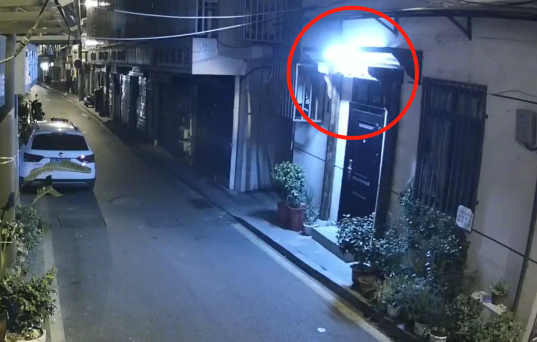 暖心!超市女老板為晚歸女孩留燈10年 湖南一超市女老板為晚歸女孩留燈近10年!網(wǎng)友:是夜空中最亮的星