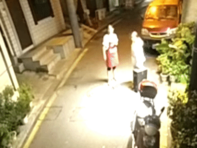 暖心!超市女老板為晚歸女孩留燈10年 湖南一超市女老板為晚歸女孩留燈近10年!網(wǎng)友:是夜空中最亮的星