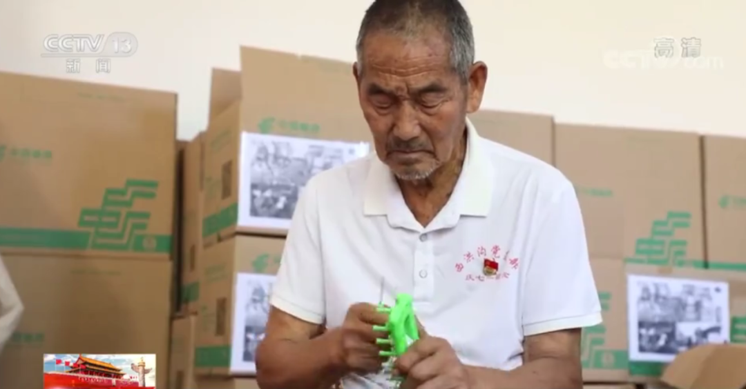 八旬老人寄出數萬條圍巾,收貨地幾乎覆蓋所有邊關 八旬老人寄出數萬條圍巾,收貨地幾乎覆蓋所有邊關……