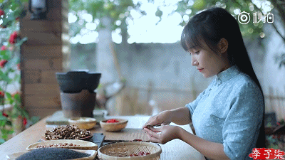 95后“村姑”靠直播插秧當(dāng)上網(wǎng)紅(犁田、插秧、打鐵,真農(nóng)活界“十項(xiàng)全能”)