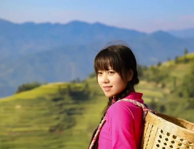 95后“村姑”靠直播插秧當(dāng)上網(wǎng)紅(犁田、插秧、打鐵,真農(nóng)活界“十項(xiàng)全能”)