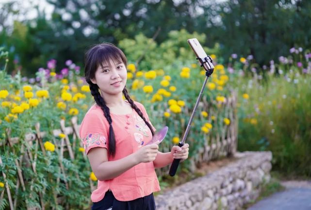 95后“村姑”靠直播插秧當(dāng)上網(wǎng)紅(犁田、插秧、打鐵,真農(nóng)活界“十項(xiàng)全能”)