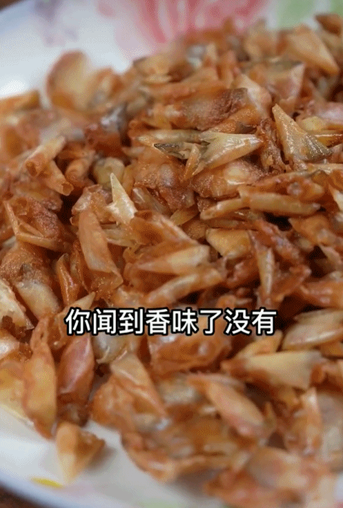 95后“村姑”靠直播插秧當(dāng)上網(wǎng)紅(犁田、插秧、打鐵,真農(nóng)活界“十項(xiàng)全能”)