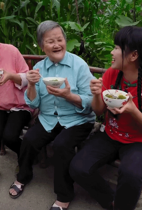 95后“村姑”靠直播插秧當(dāng)上網(wǎng)紅(犁田、插秧、打鐵,真農(nóng)活界“十項(xiàng)全能”)