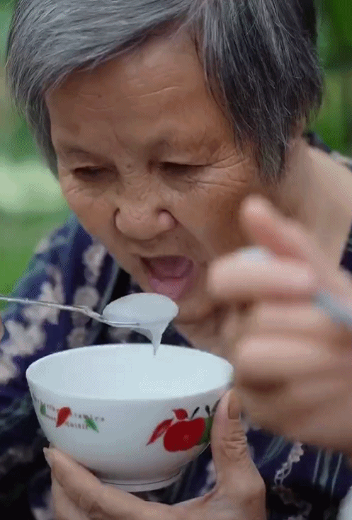 95后“村姑”靠直播插秧當(dāng)上網(wǎng)紅(犁田、插秧、打鐵,真農(nóng)活界“十項(xiàng)全能”)