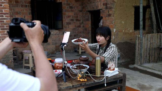 95后“村姑”靠直播插秧當(dāng)上網(wǎng)紅(犁田、插秧、打鐵,真農(nóng)活界“十項(xiàng)全能”)