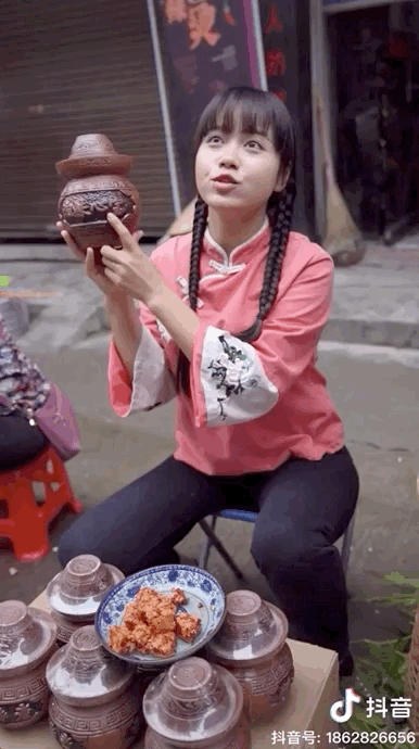 95后“村姑”靠直播插秧當(dāng)上網(wǎng)紅(犁田、插秧、打鐵,真農(nóng)活界“十項(xiàng)全能”)