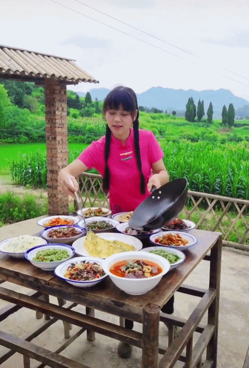 95后“村姑”靠直播插秧當(dāng)上網(wǎng)紅(犁田、插秧、打鐵,真農(nóng)活界“十項(xiàng)全能”)