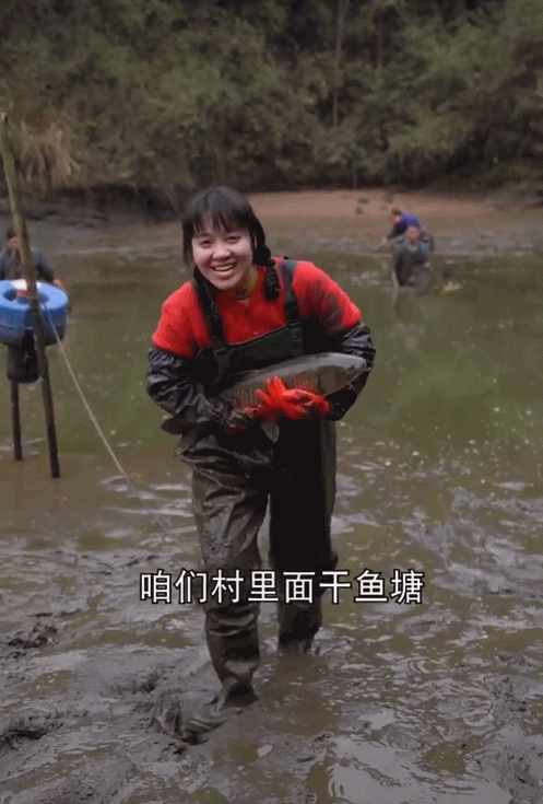 95后“村姑”靠直播插秧當(dāng)上網(wǎng)紅(犁田、插秧、打鐵,真農(nóng)活界“十項(xiàng)全能”)