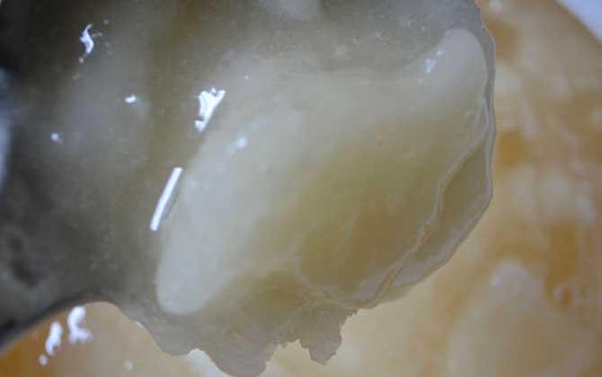 蜂蜜變質(zhì)后的圖片是什么樣的（出現(xiàn)這4種情況，說明蜂蜜已經(jīng)變質(zhì)）