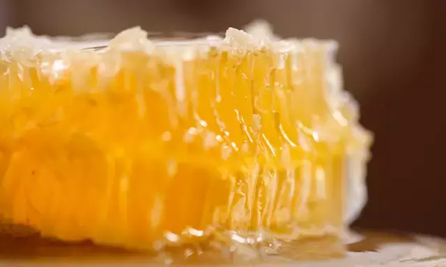 什么是蜂巢蜜(蜂巢蜜都有哪些營養(yǎng)成分) 什么是蜂巢蜜(蜂巢蜜都有哪些營養(yǎng)成分)